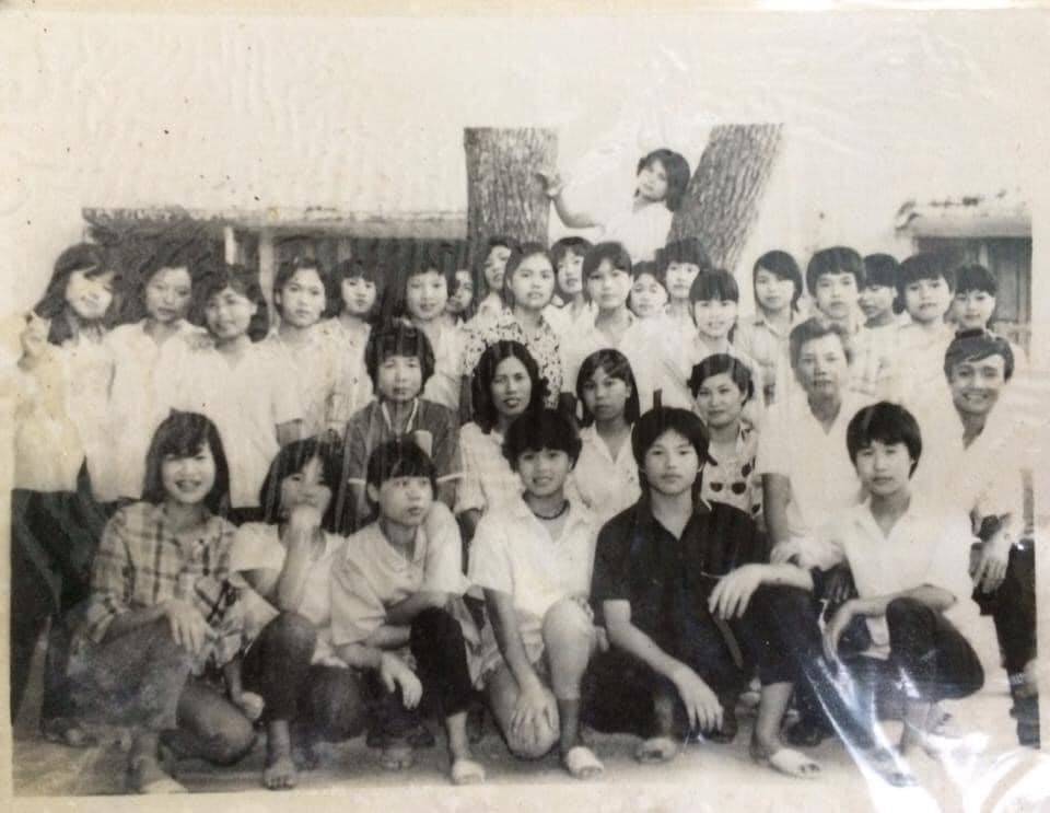 Lớp chuyên Văn Nga (khóa 1983 -1989) chụp dưới cây long não